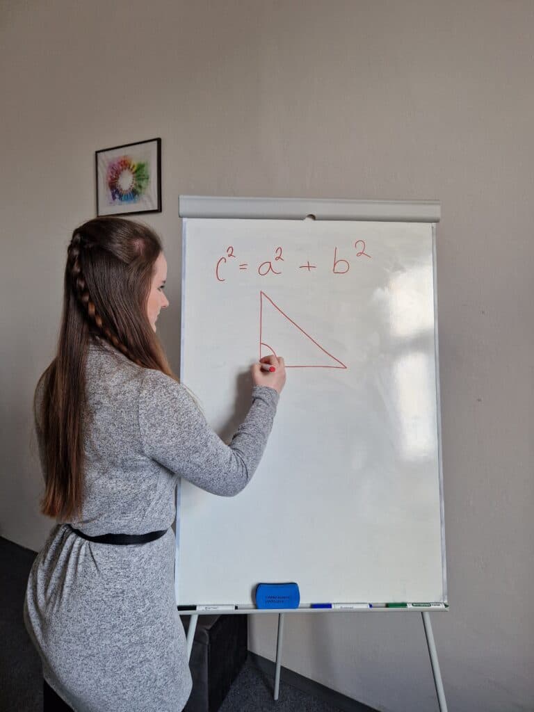 Lektor matematiky vysvětluje studentce látku